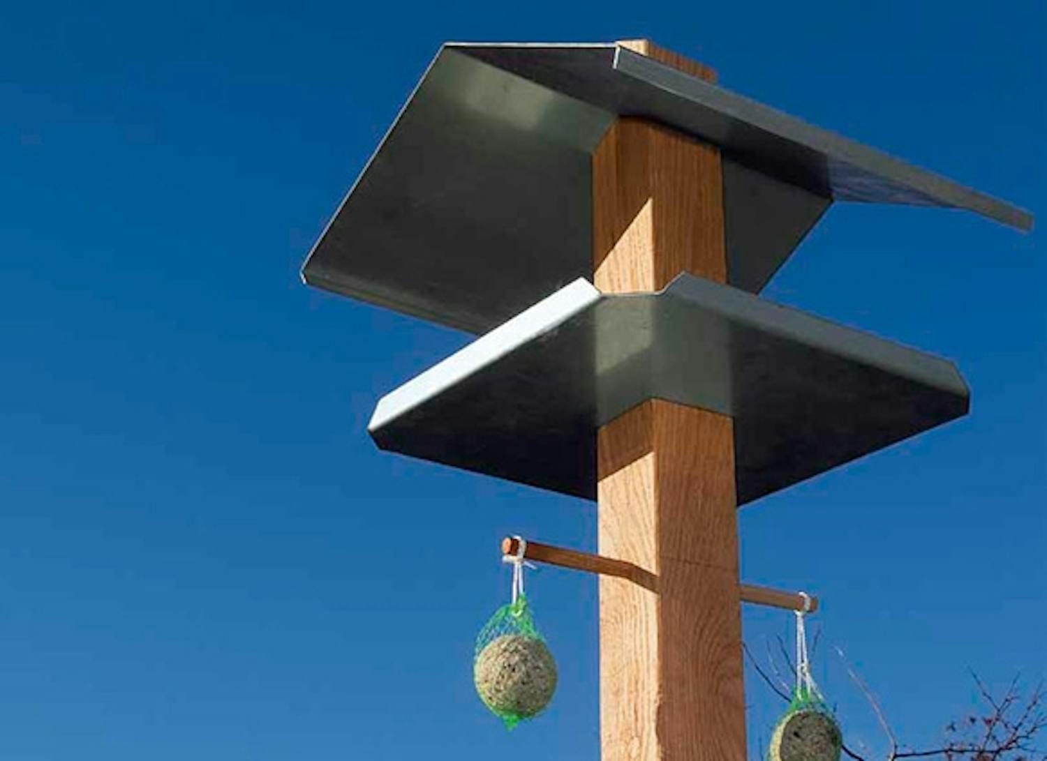 Yksinkertainen lintulauta, jonka katto ja lattia ovat sinkkiä Yksinkertaisen vankka lintulauta